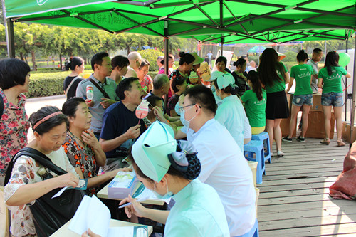 愛齒爾口腔醫生(shēng)與市民交流